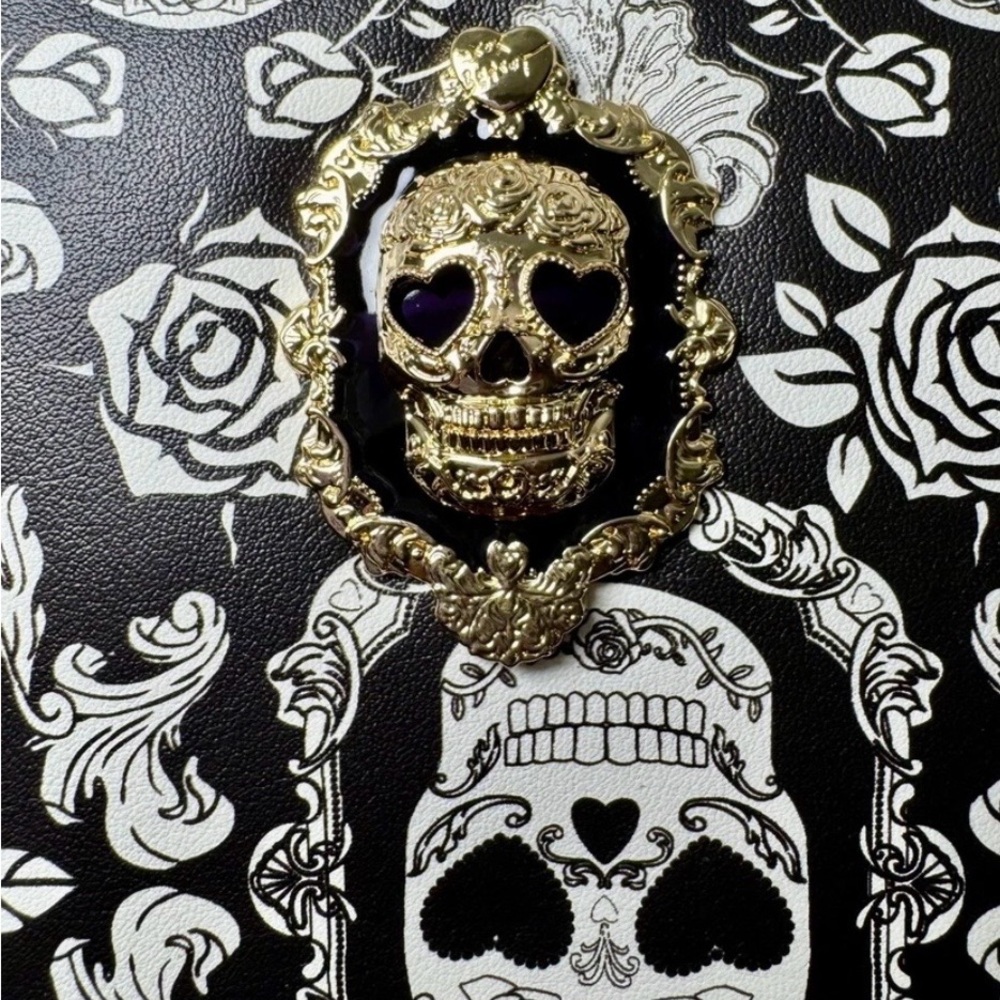 NWT Black and White Skull Pattern Wristlet Wallet Limited Edition - Picture 4 of 8